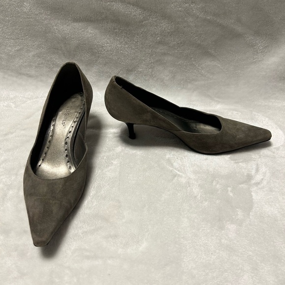 Women’s BCBGirls gray suede pointed toe pump heels size 7.5 - Picture 1 of 10